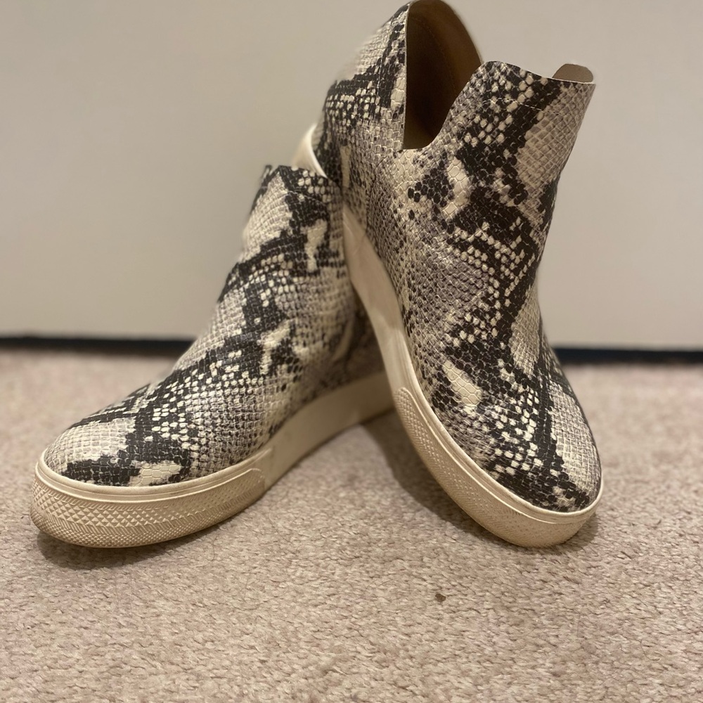 Steve Madden Wrangle - Wedge Sneaker - Snake print - size 9.5